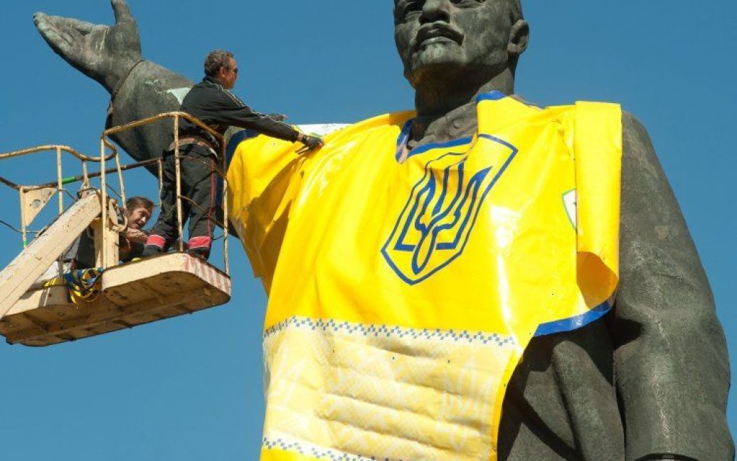На памятник Ленину в Запорожье надели футболку национальной сборной Украины по футболу / © УНИАН