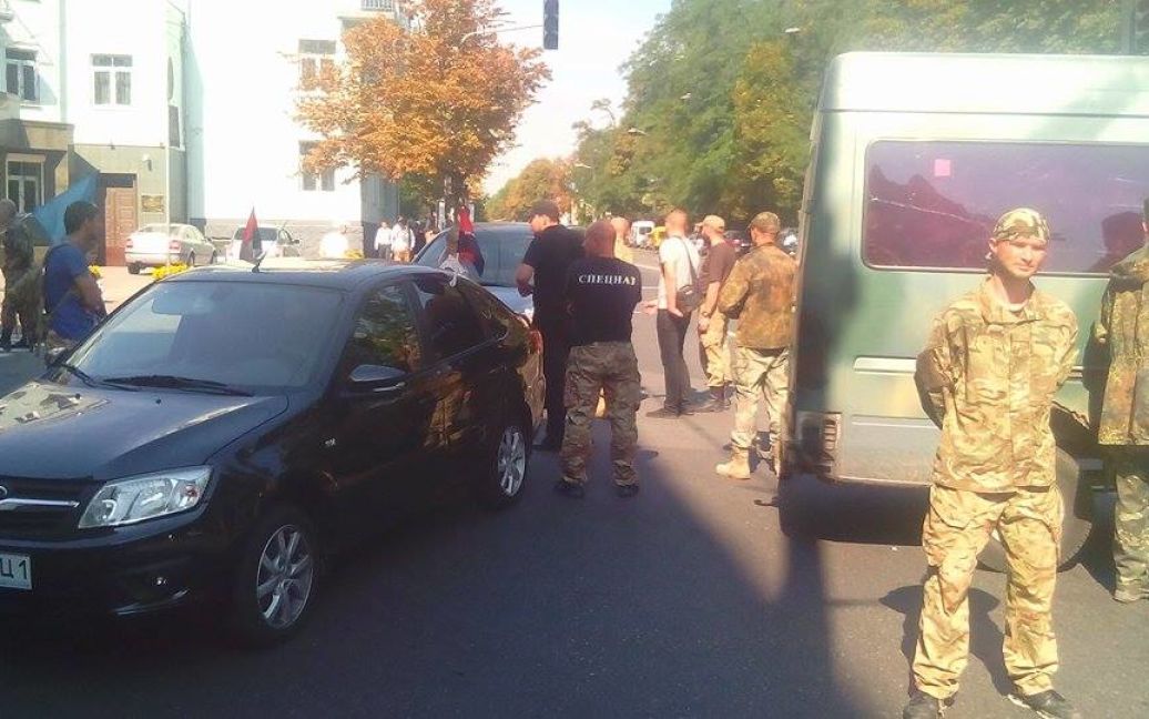 Активисты блокируют движение / © ТСН