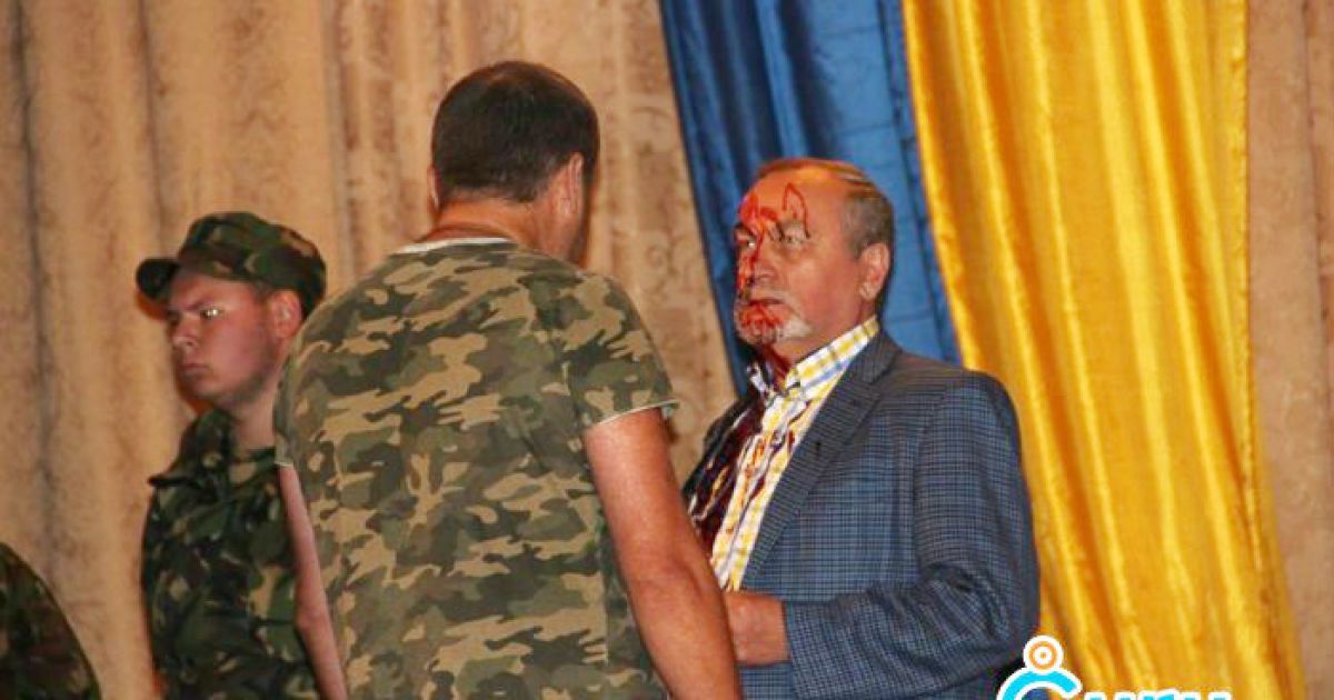 Базива облили свиной кровью