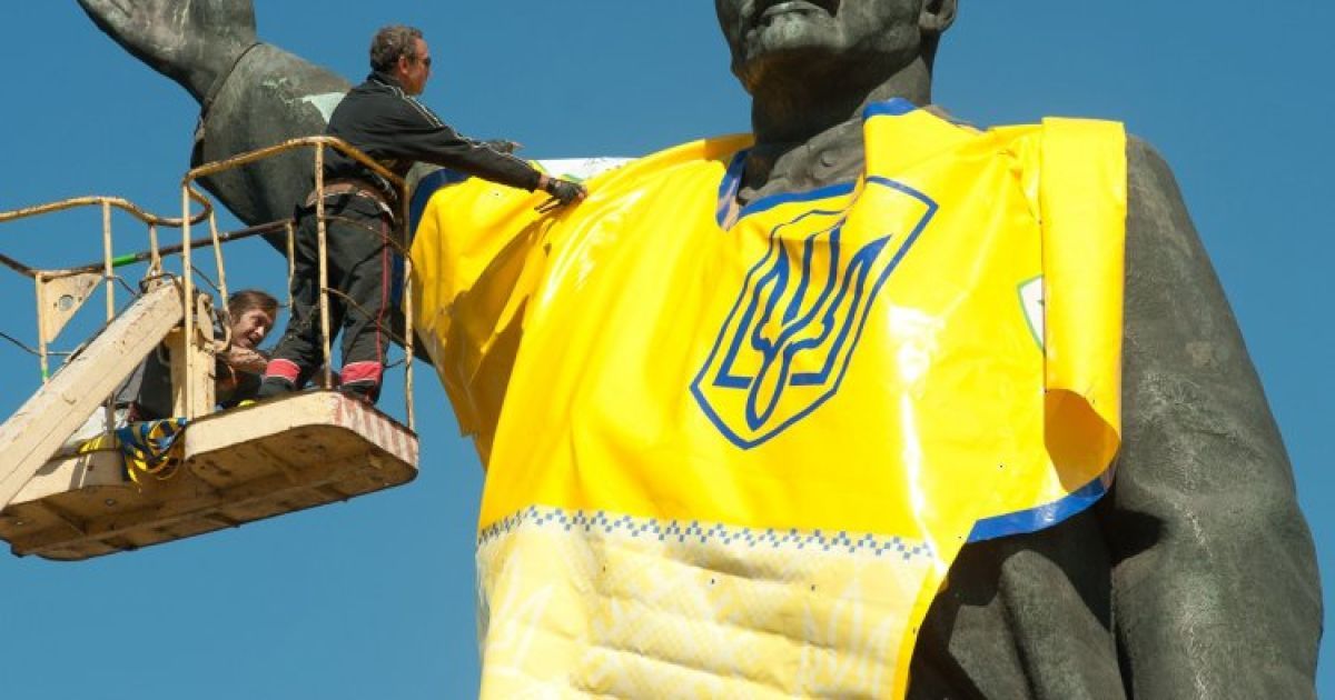 На памятник Ленину в Запорожье надели футболку национальной сборной Украины по футболу