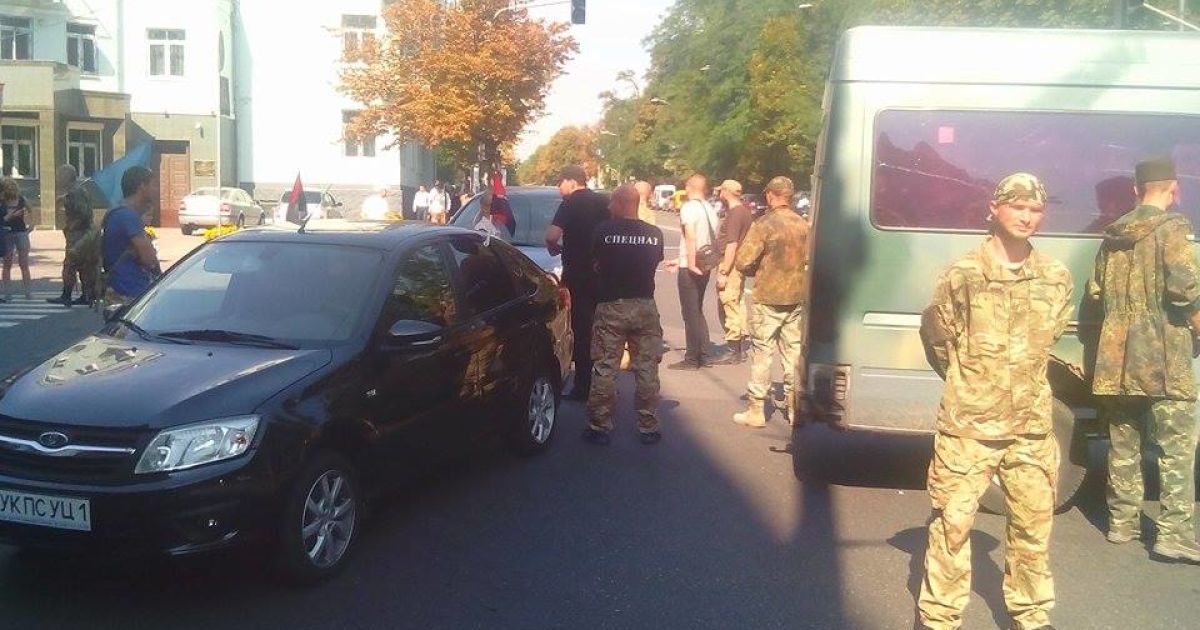 Активисты блокируют движение / © ТСН