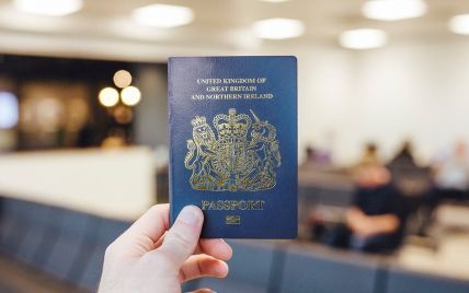 В Великобритании начали выдавать обновленные синие паспорта
