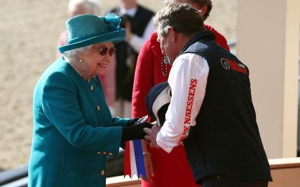 В бирюзовом пальто и шляпе: королева Елизавета II в красивом образе приехала на скачки