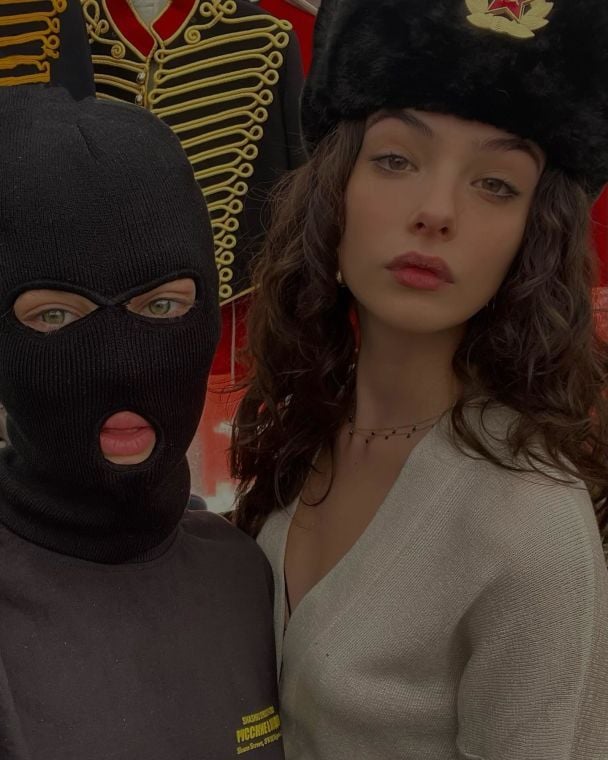 Дева Кассель с русскими друзьями / © instagram.com/emilybruni