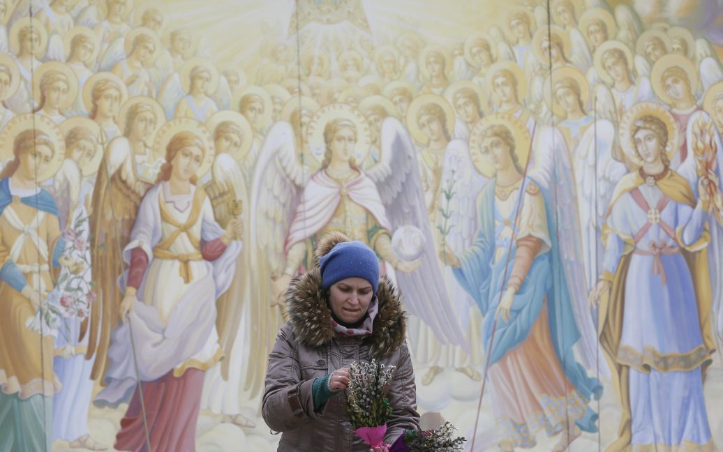 Верующие принесли в церковь веточки вербы / © Reuters
