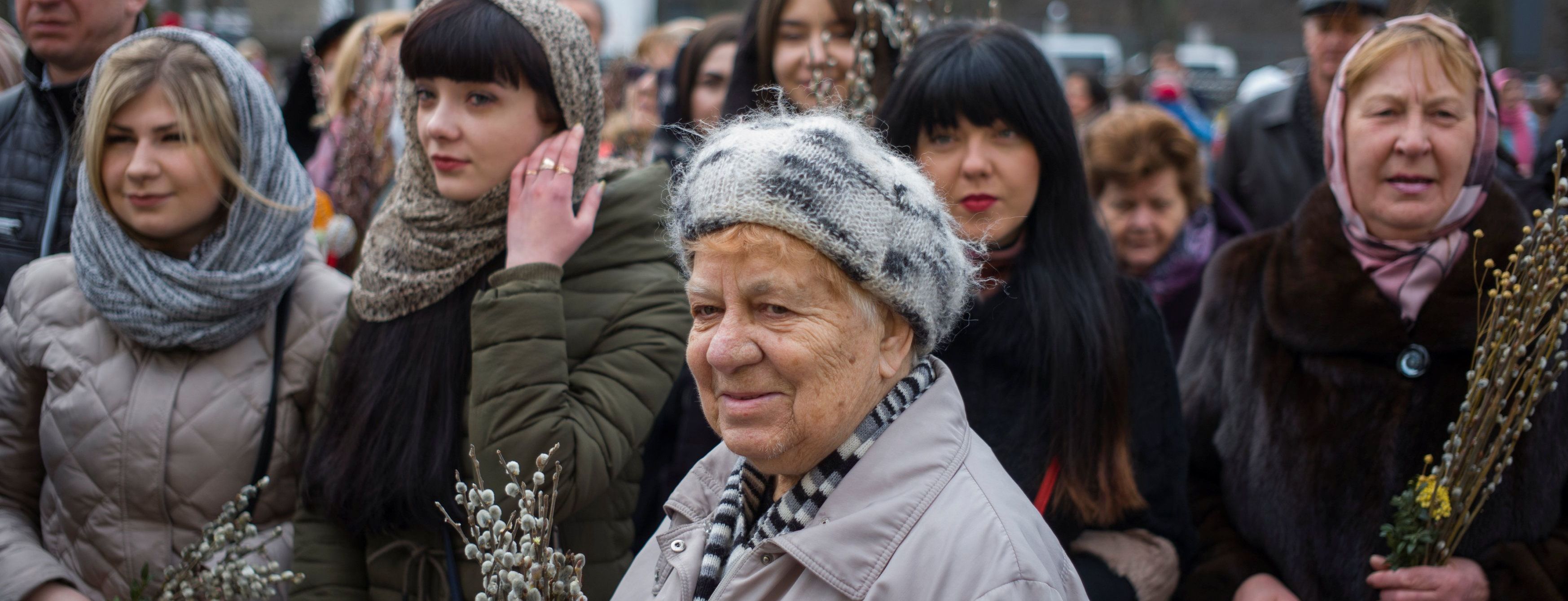 Ветви вербы и брызги святой воды. Как в Киеве отмечают Вербное воскресенье  — Киев