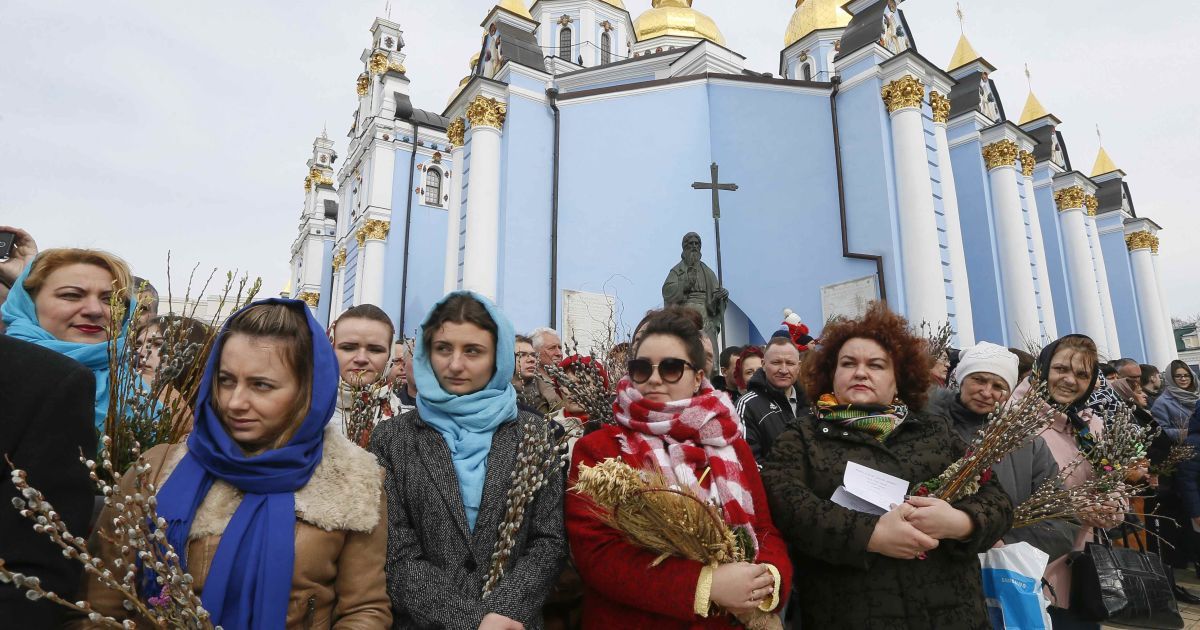 Віряни принесли до церкви гілочки верби / © Reuters