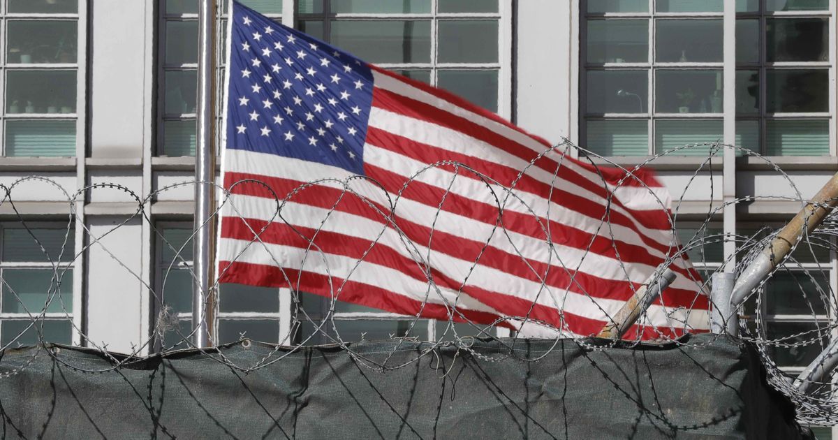 Спецслужбы заподозрили сотрудницу посольства США в РФ в шпионаже