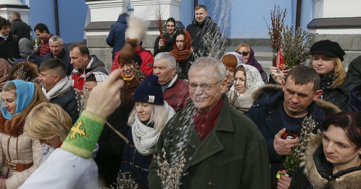 Віряни принесли до церкви гілочки верби / © Reuters