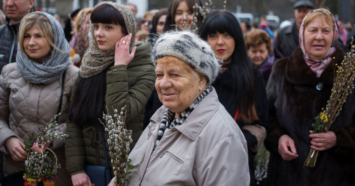 Віряни принесли до церкви гілочки верби / © Reuters