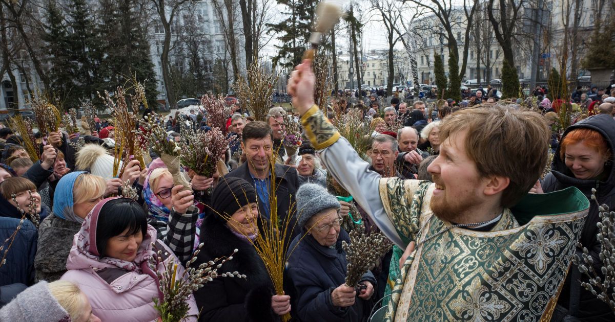 Віряни принесли до церкви гілочки верби / © Reuters