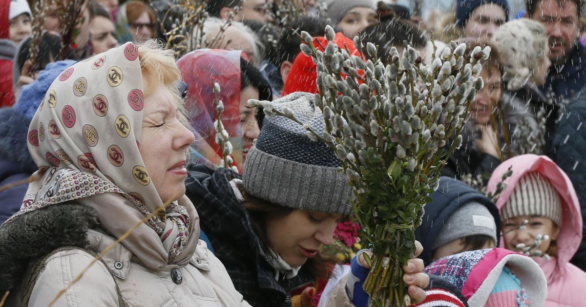 Віряни принесли до церкви гілочки верби / © Reuters