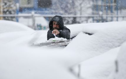 Останній подих зими: Київ засипало весняним снігом