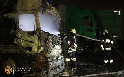 У Дніпрі на СТО згоріли вантажний автомобіль та причіп (фото)