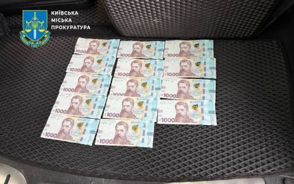 Допомагав водіям складати іспити: поліція викрила схему заробляння на учнях автошколи в Києві (фото)