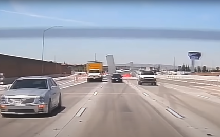 В Калифорнии самолет приземлился на заполненную автомобилями трассу: видео