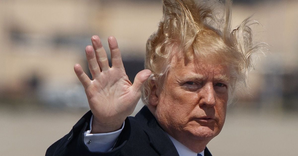 Трамп подписал бюджет на 2021 год с $900 млрд помощи экономике, который называл "позорными"