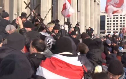 На акции протеста в Минске под крики "фашисты" начались столкновения с "людьми в штатском"