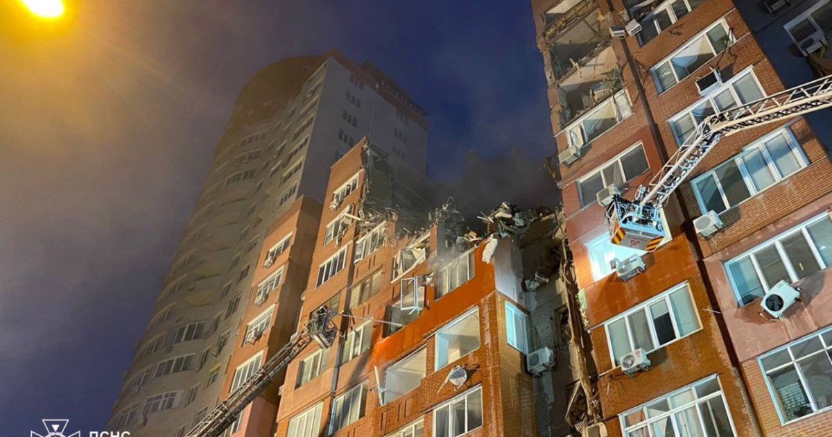 У Дніпрі ліквідували пожежу після ворожої атаки. Фото: ДСНС
