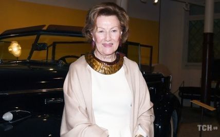 В белом платье и с массивным ожерельем на шее: 85-летняя королева Соня посетила выставку