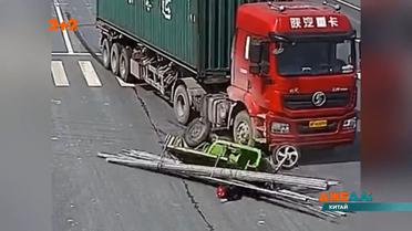 Хлопець в оригінальний спосіб спробував перевезти на скутері довжелезні труби