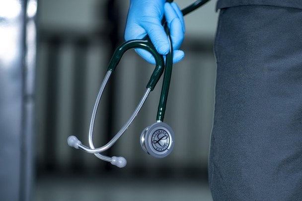 Убил "смертельным коктейлем" 15 пациентов: начался суд над врачом