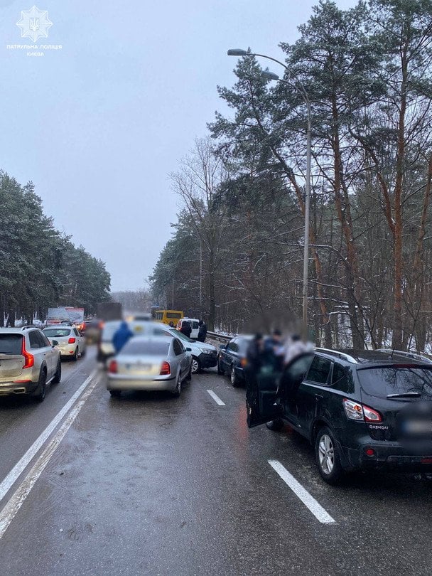 Фото з місця ДТП в Києві 7 січня за участю 13 авто / © Патрульна поліція Києва