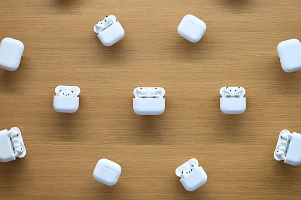 Apple разрабатывает умные AirPods из ИИ Фото Крис Дж. Рэтклифф/Bloomberg / © Bloomberg