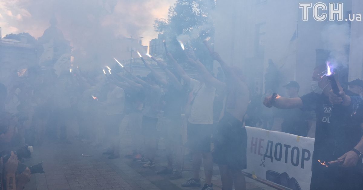 Відповідальність за вогонь і дим під Радою взяв на себе "Національний корпус"