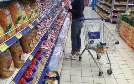 Королевская пришла на шопинг в супермаркет в кроссовках за 26 тысяч гривен