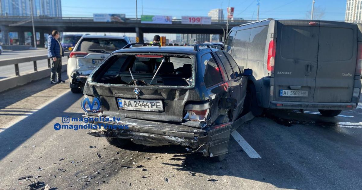 У Києві на проспекті Бажана зіткнулися чотири автівки