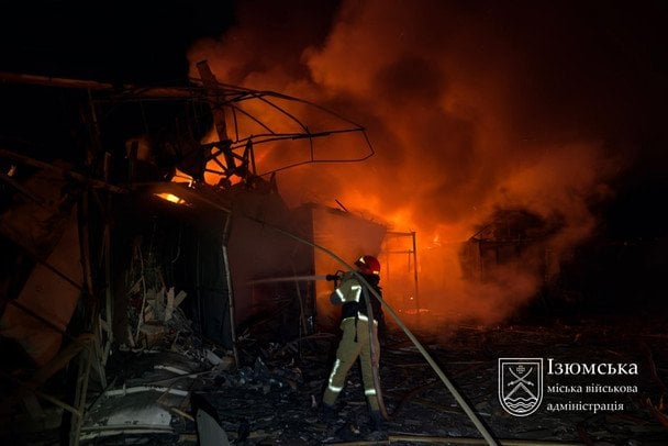 Пожежа на ринку в Ізюмі внаслідок російської атаки / © Ізюмська МВА