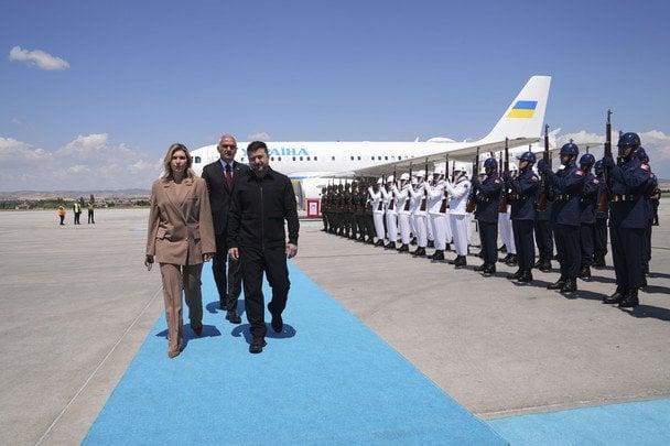 7 липня 2026 року. Президент України Володимир Зеленський разом із дружиною прибув до Анкари. Там відбувся саміт НАТО. / © Associated Press