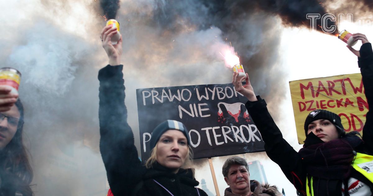 В Польше женщины в черной одежде и с файерами вышли протестовать против новых ограничений на аборты
