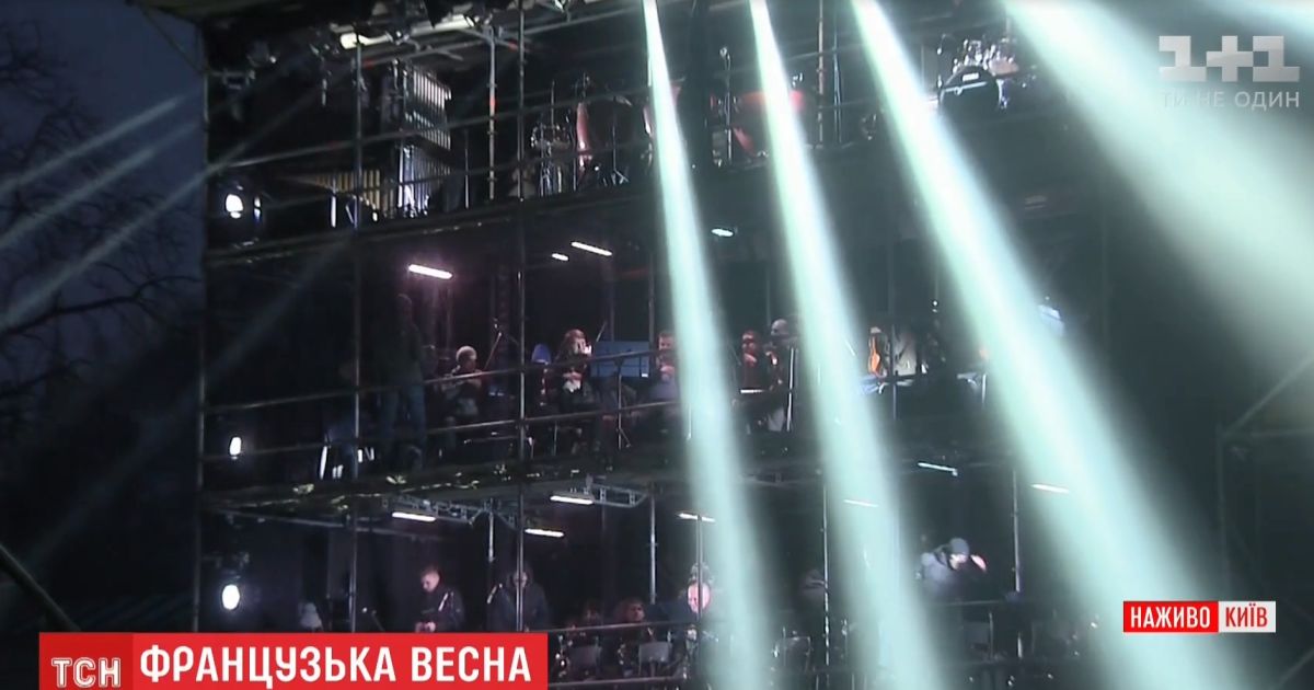 В Украине зрелищным перфомансом начался фестиваль "Французская весна"