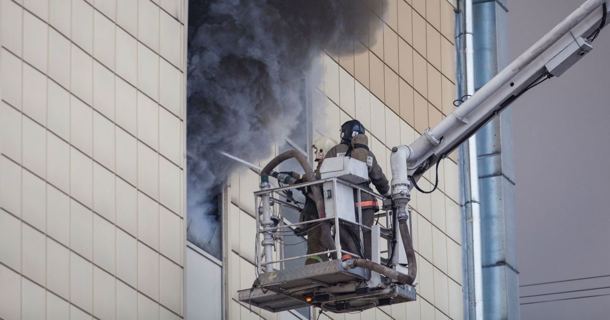 Спасателей, которые тушили пожар в "Зимней вишне", подозревают в сговоре