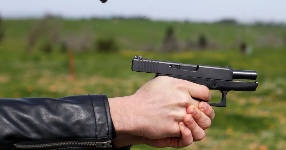 В Киеве неизвестные обстреляли авто вблизи метро "Теремки"