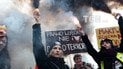 У Польщі жінки у чорному одязі та з файєрами вийшли протестувати проти нових обмежень на аборти