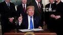 Дональд Трамп підписує меморандум про торговельні заходи щодо Китаю.