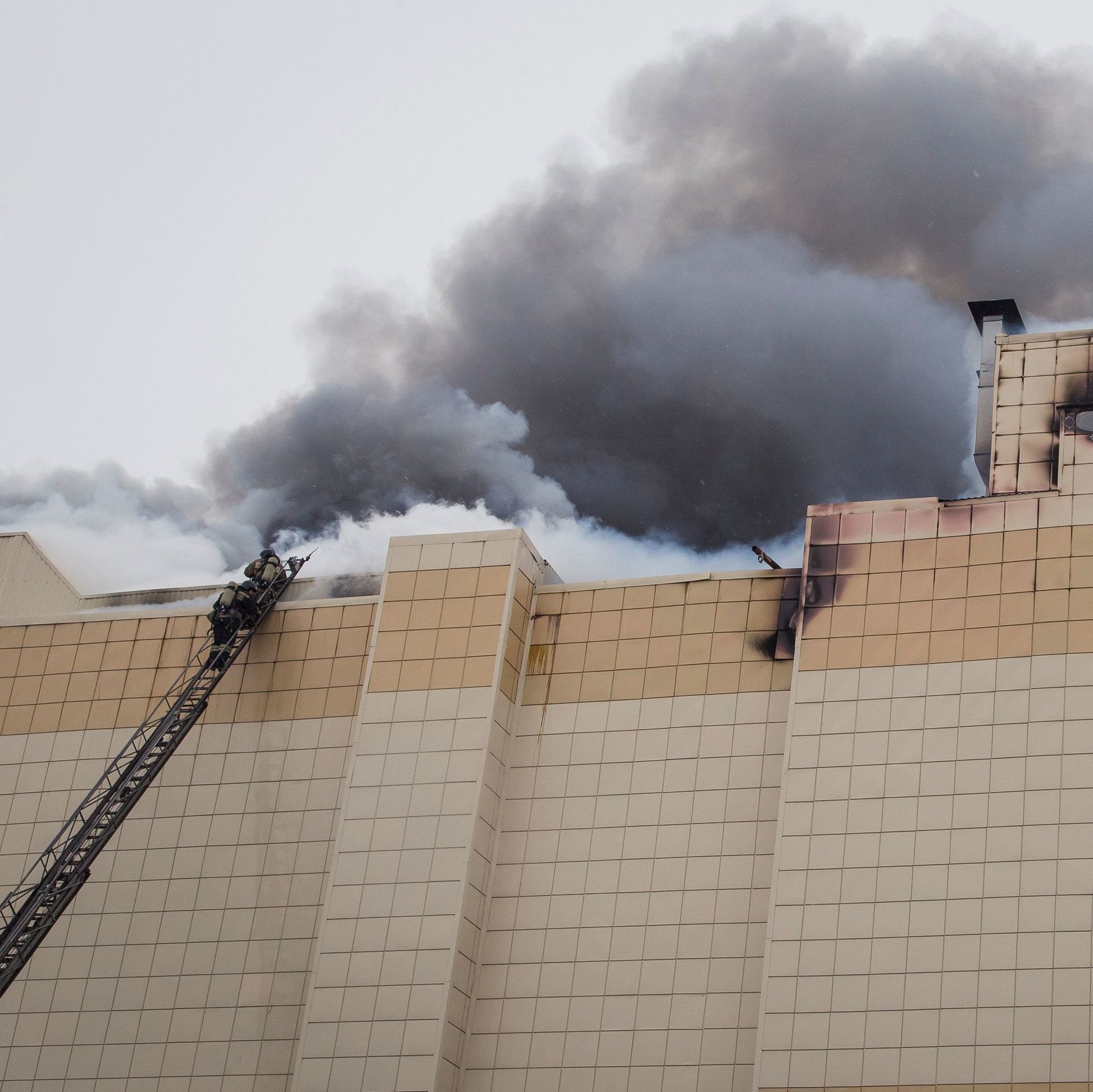 В торговом центре в Кемерово снова разгорелся пожар, который быстро потушили