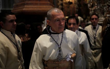 Неожиданно: Бандерас в рясе стал монахом во время Страстного воскресения в родной Малаге