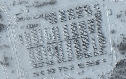 Сотні танків, вантажівки і навіть казарми: з’явились нові супутникові знімки російських військ біля українських кордонів