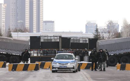 "Застрявшие" в Алматы украинцы до сих пор не вылетели в Киев: МИД ищет альтернативные пути их "эвакуации"