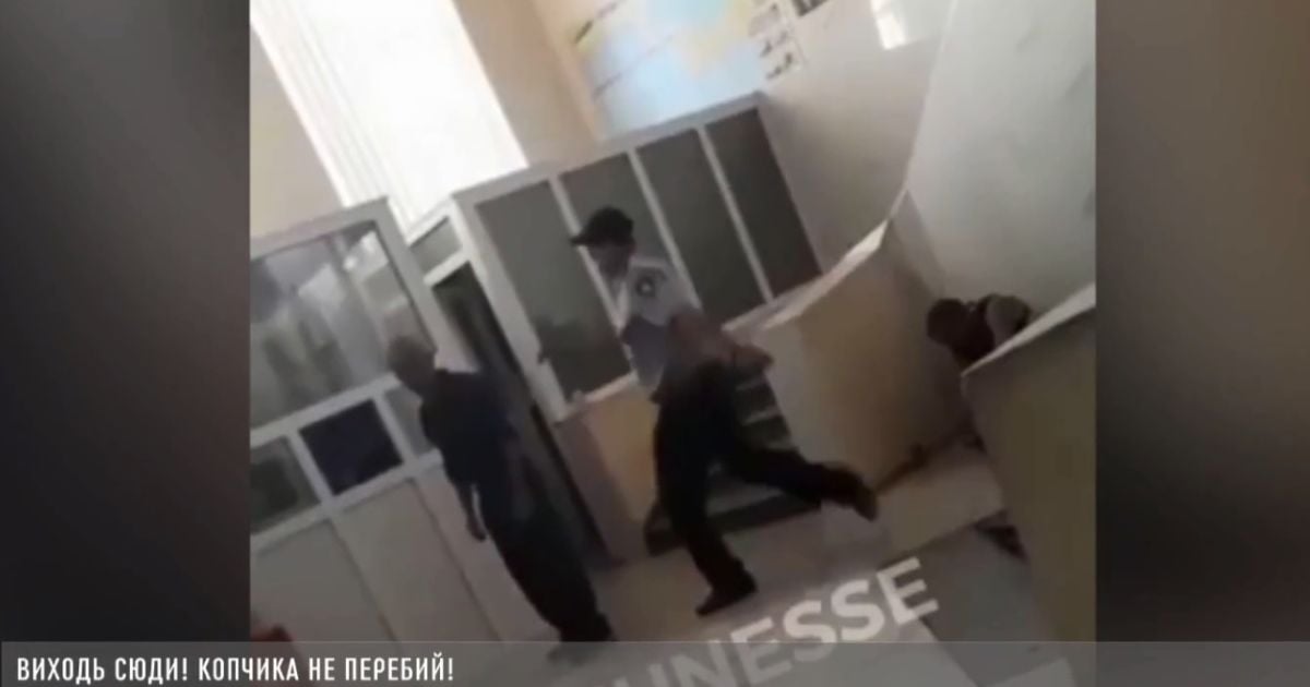 У Харкові на вокзалі поліцейські з реготом і матюками побили безхатченка