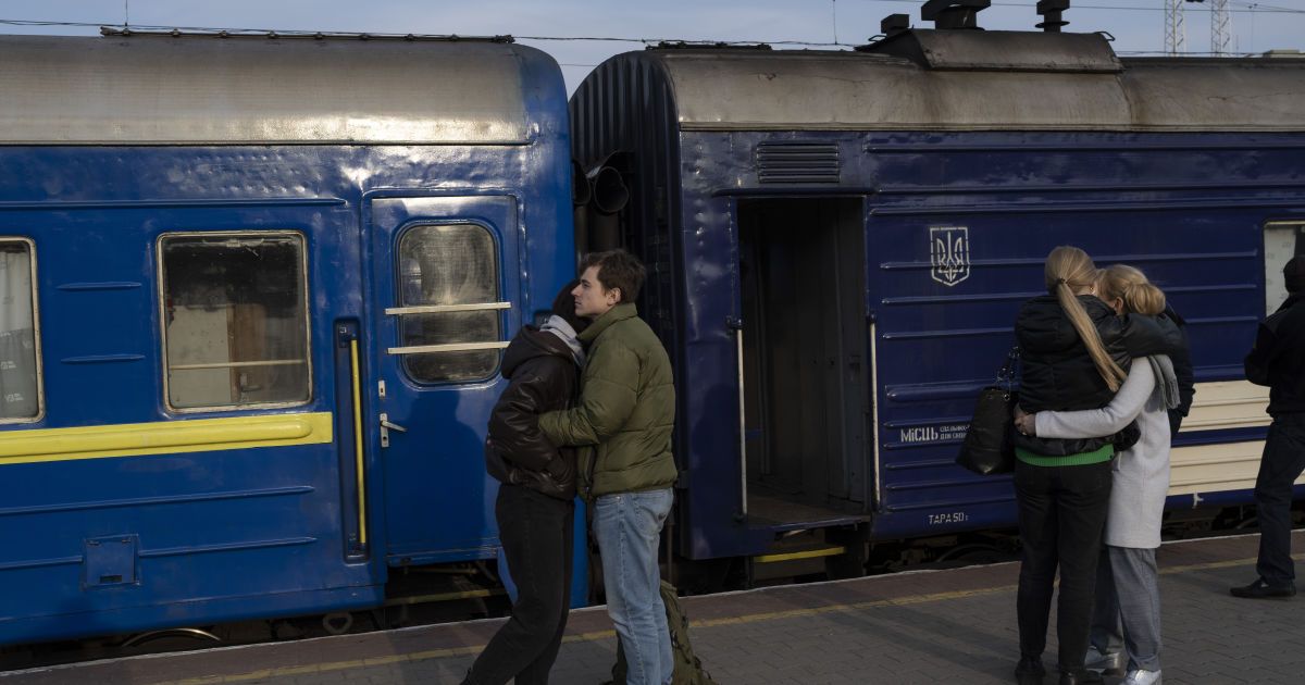 Эвакуация из Луганской и Донецкой областей: список поездов на 14 апреля