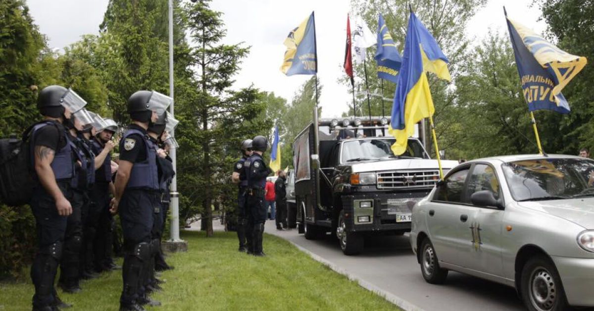 С файерами и под музыку. Возле дома Порошенко прошел митинг