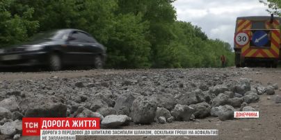 На Донеччині дорогу до шпиталю відремонтували камінням, що сповільнило перевезення поранених