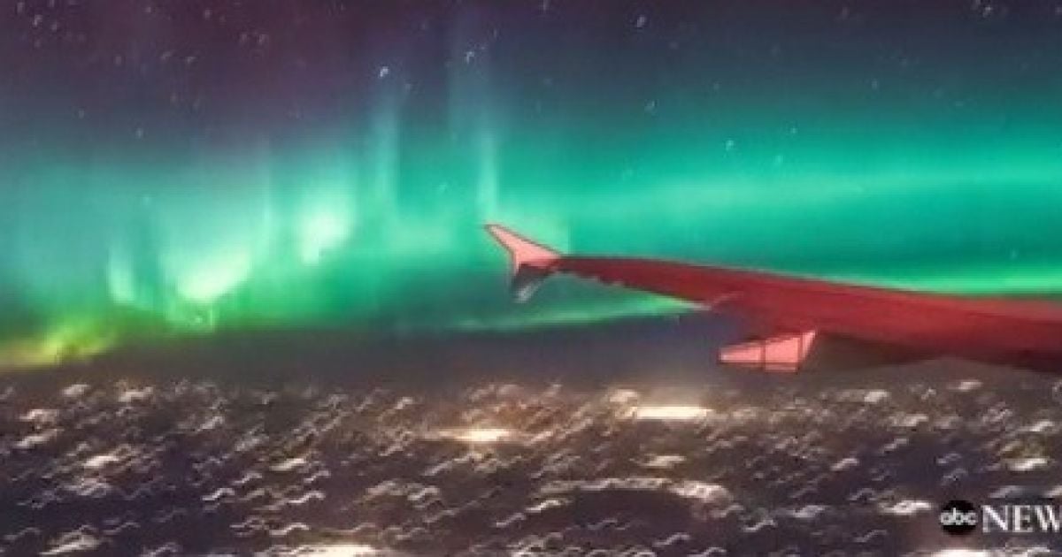 Чоловік з вікна літака зняв приголомшливе відео північного сяйва