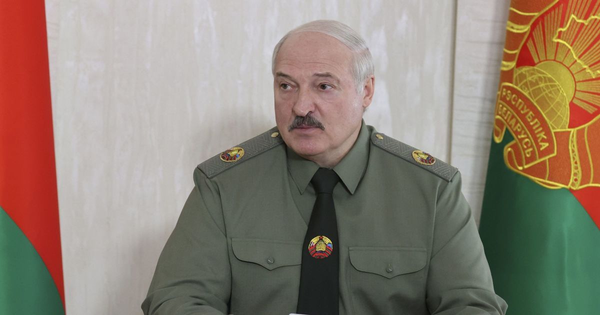 Лукашенко разрешил применять армию против митингующих и вводить режим ЧС во время "массовых беспорядков"