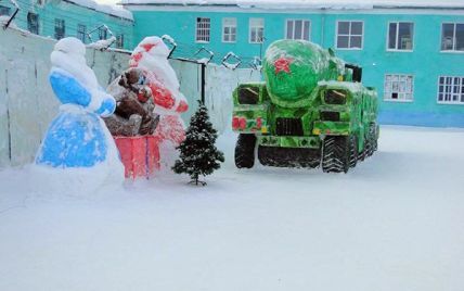 У Росії ув'язнені зліпили ракетну установку зі снігу